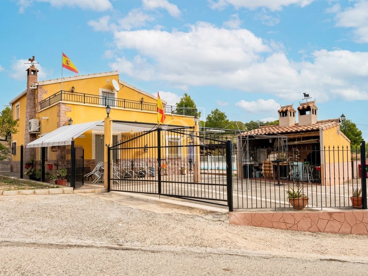 Casa de campo con piscina y vistas a la monta&ntilde;a en Ceheg&iacute;n