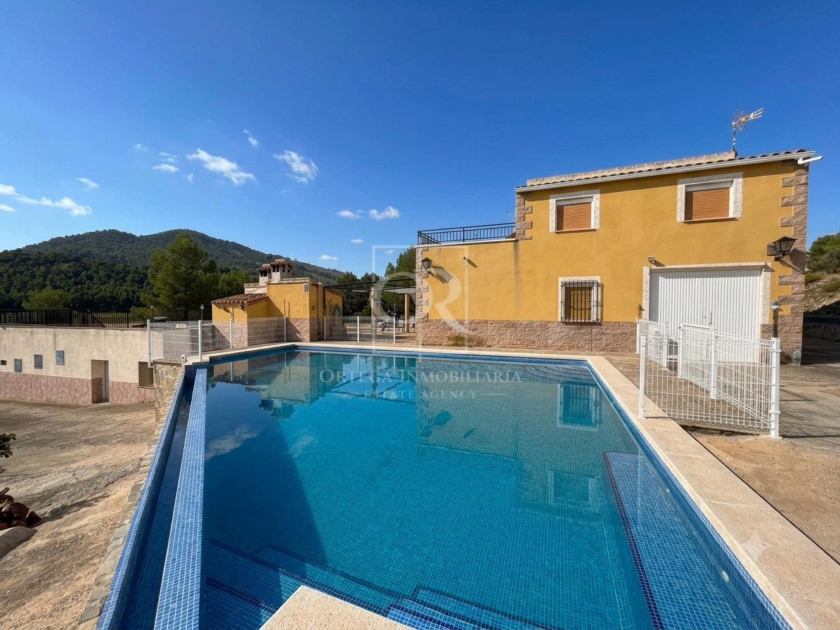 Casa de campo con piscina y vistas a la montaña en Cehegín