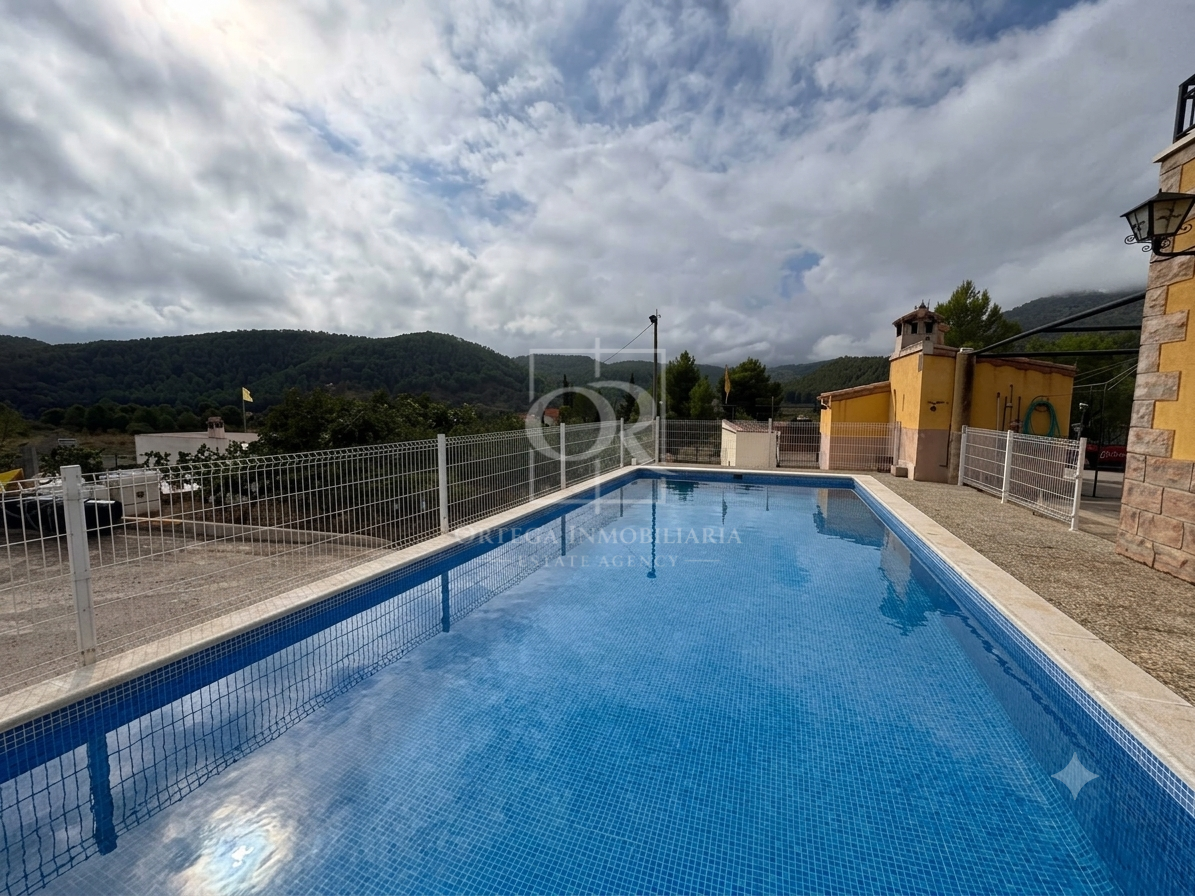 Casa de campo con piscina y vistas a la montaña en Cehegín
