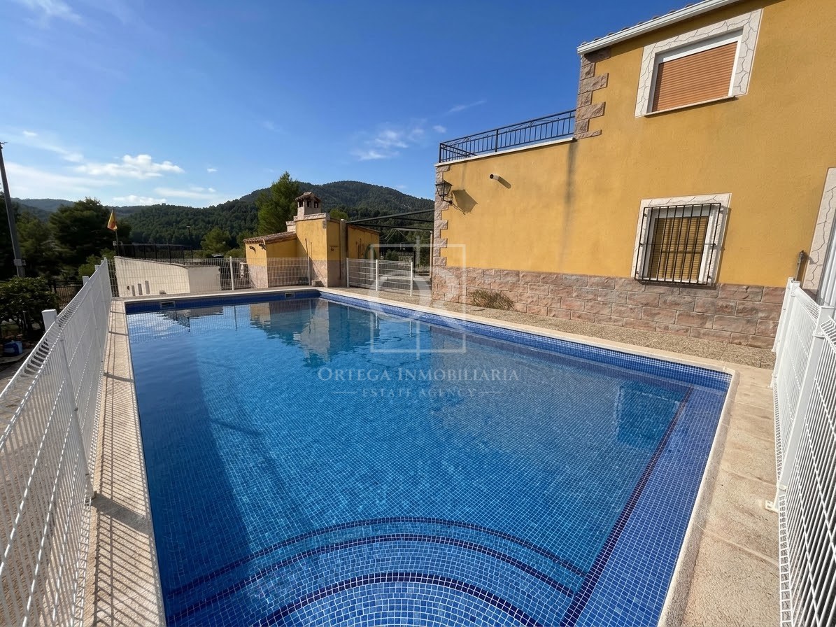 Casa de campo con piscina y vistas a la montaña en Cehegín