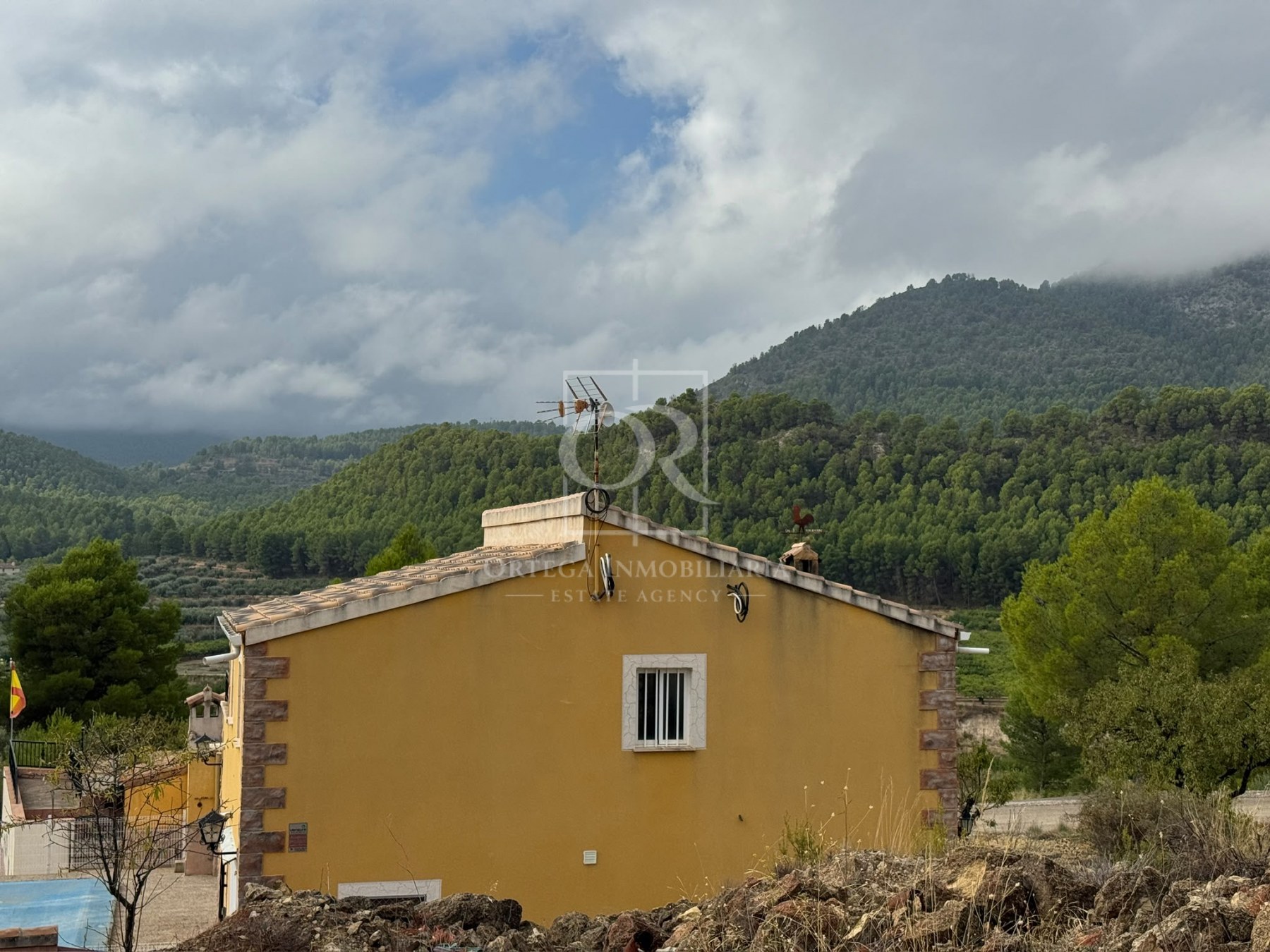 Casa de campo con piscina y vistas a la montaña en Cehegín