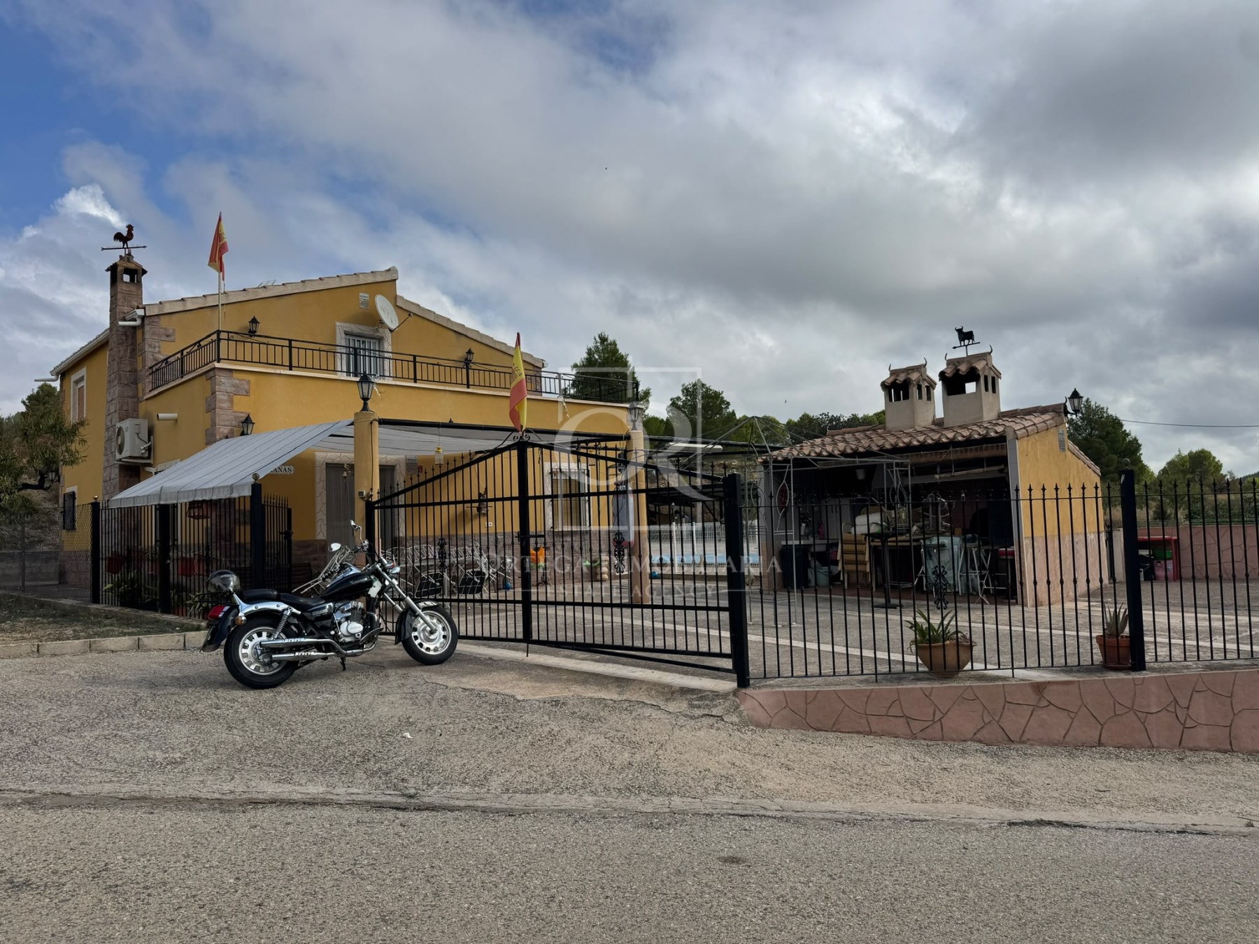 Casa de campo con piscina y vistas a la montaña en Cehegín