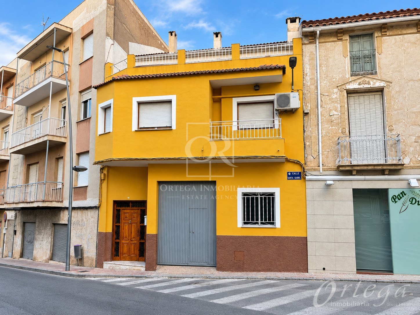 Casa en Barrio Plaza de Toros con un Gran Bajo, Buhardilla y Terraza, Ceheg&iacute;n (Murcia)